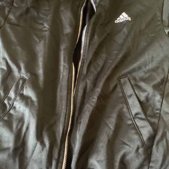 Adidas sweater, the sweater only available in size 6. - Picture 3 of 4